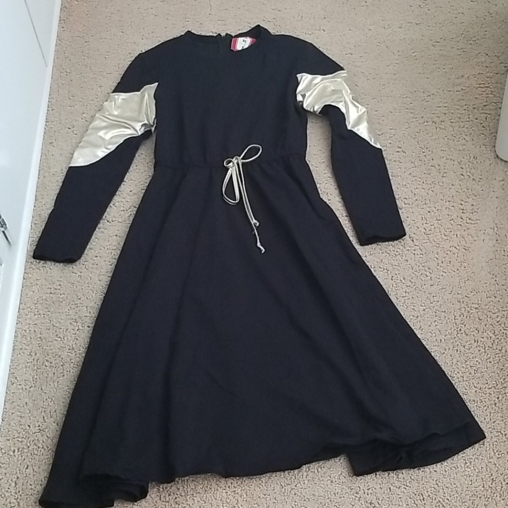 3/$20🎉 Black/gold midi flare dress